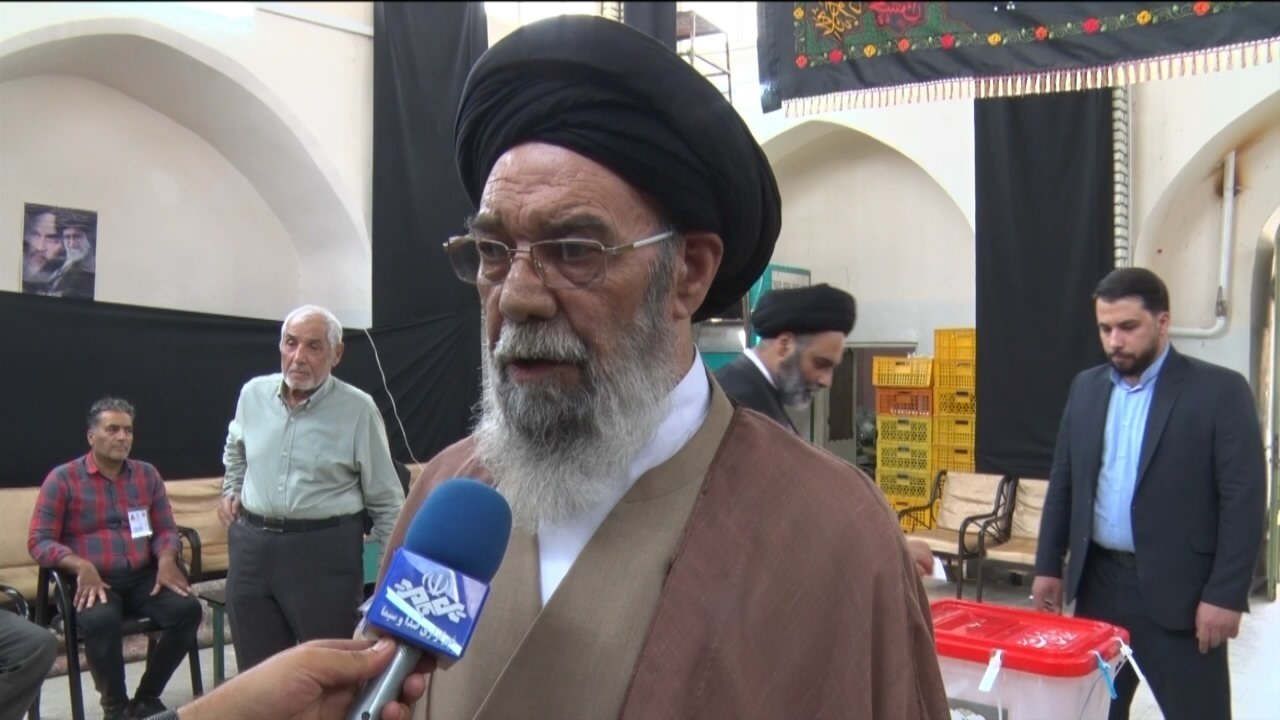 امام جمعه اصفهان رای خود را به صندوق انداخت