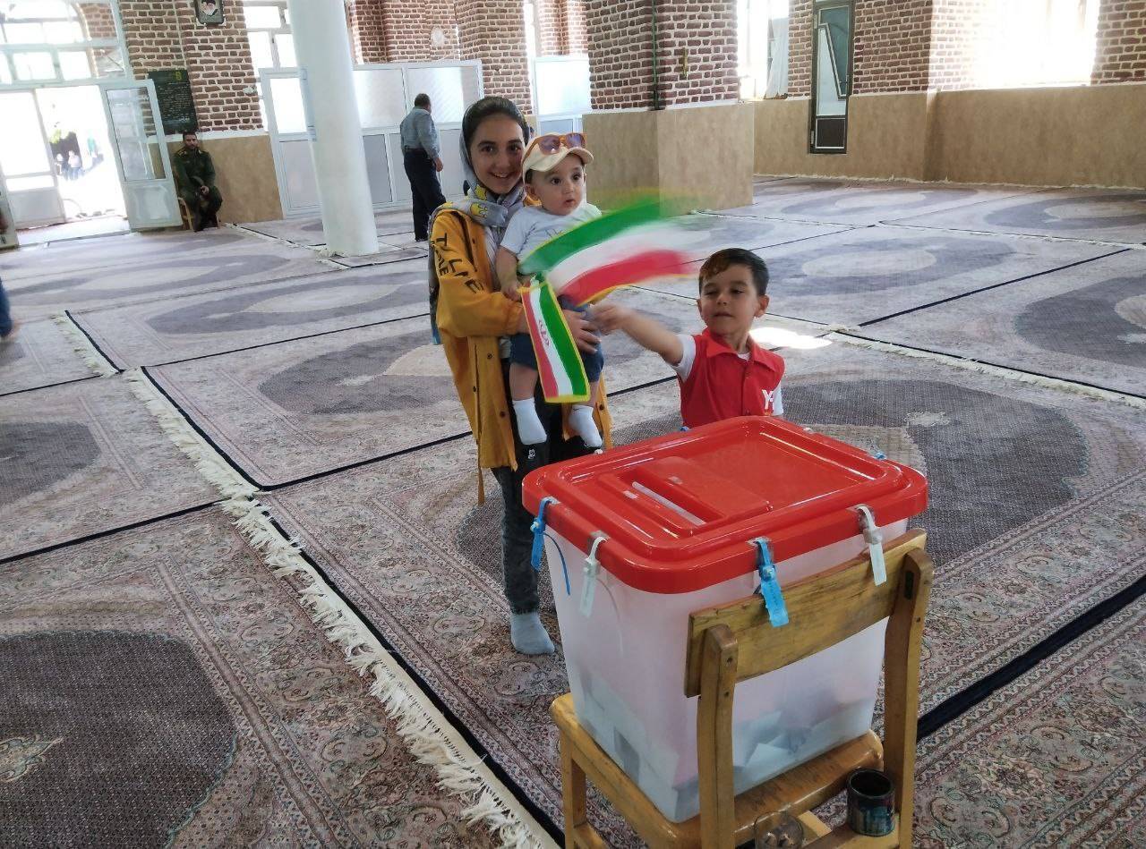 شوق کودکان در محل اخذ رای