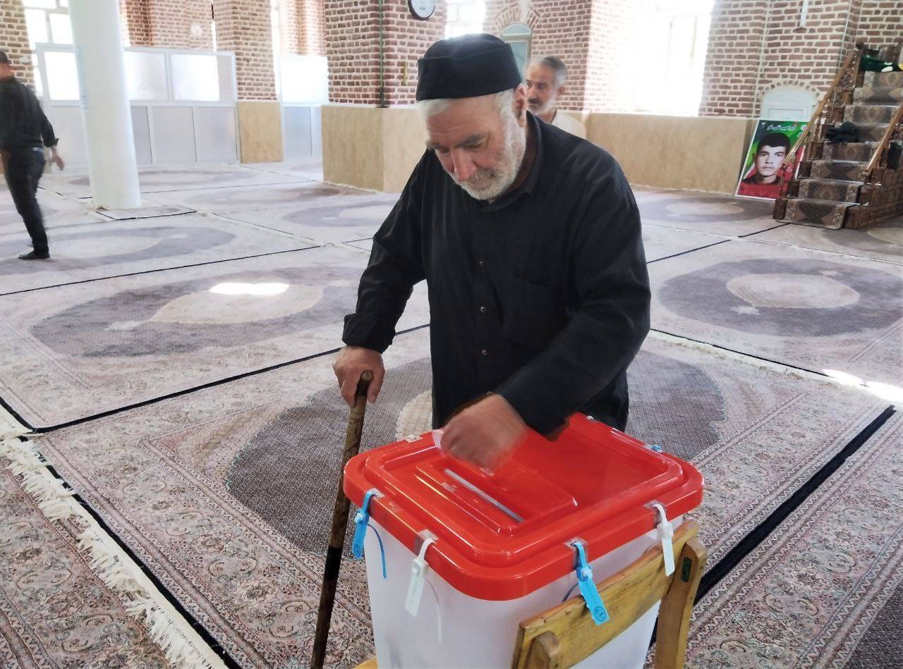 حضور پیرمردی در پای صندوق رای