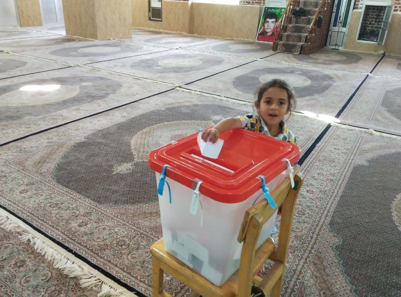 کودکان در پای صندوق رای