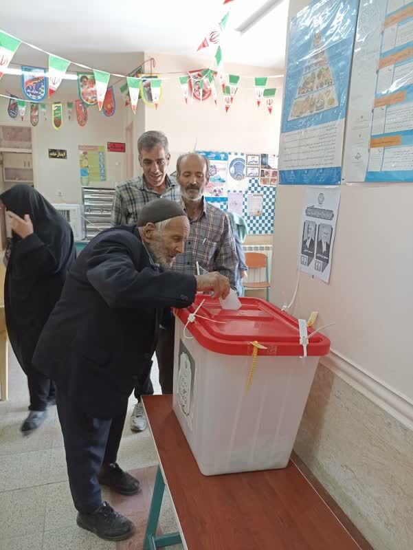 حضور پیرمرد 104 ساله