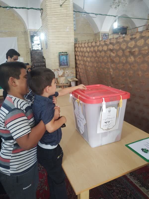 ذوق حضور کودکان در محل اخذ رای