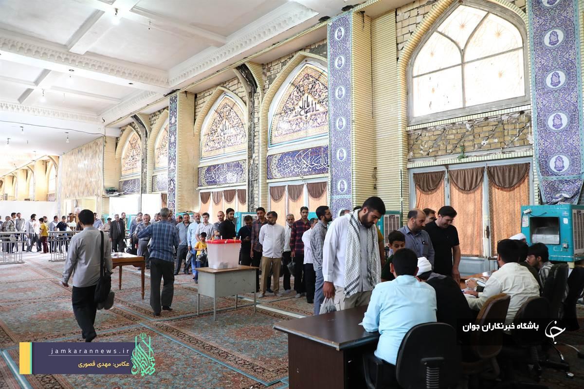 حضور حماسی منتظران امام زمان (عج) پای صندوق&zwnj;های رای مسجد جمکران