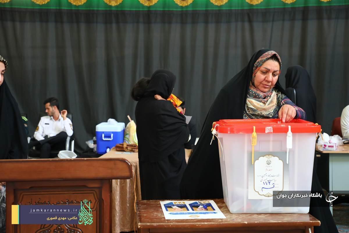 حضور حماسی منتظران امام زمان (عج) پای صندوق&zwnj;های رای مسجد جمکران