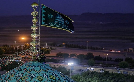 اهتزاز پرچم عزای حسینی بر فراز گنبد فیروزه&zwnj;ای جمکران