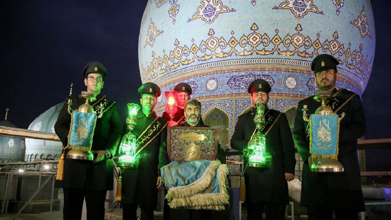 اهتزاز پرچم عزای حسینی بر فراز گنبد فیروزه‌ای جمکران