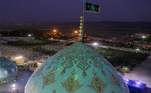 اهتزاز پرچم عزای حسینی بر فراز گنبد فیروزه&zwnj;ای جمکران