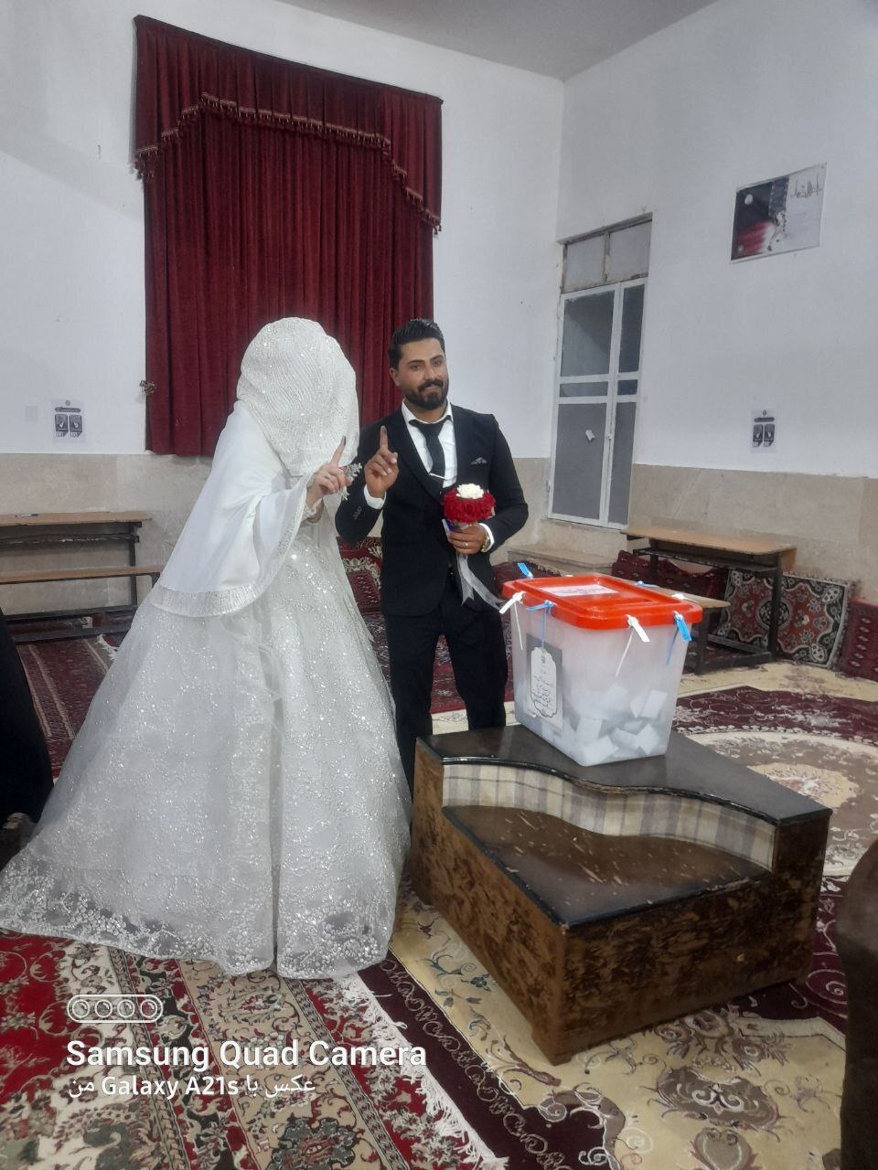 عروس و داماد در پای صندوق رای