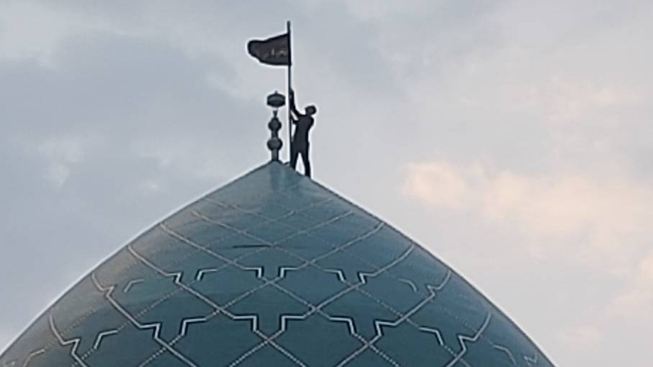 پرچم گنبد امام زاده محمد صالح انار به رنگ عزا درآمد