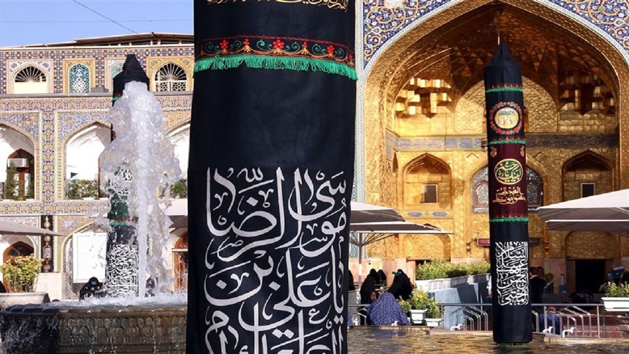 تعویض پرچم حرم مطهر امام رضا(ع)
