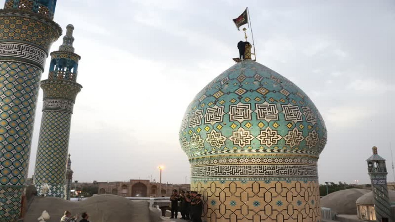 اهتزاز پرچم عزای امام حسین (ع) بر فراز گنبد حرم هلال بن علی (ع) + تصاویر