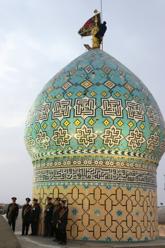 اهتزاز پرچم مقدس عزاداری امام حسین(ع) دز آران و بیدگل