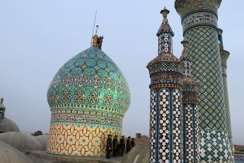 اهتزاز پرچم عزای حسین بر فراز حرم هلال بن علی (ع)