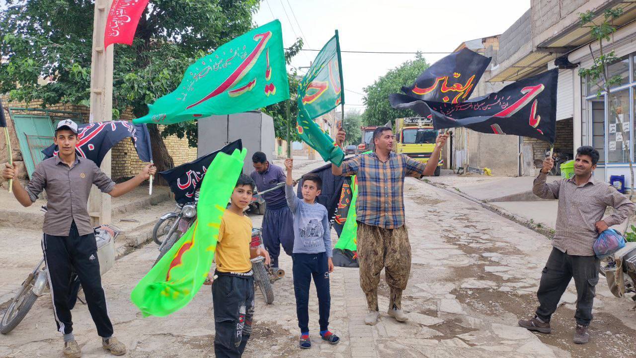 نصب پرچم در معابر روستای توآباد