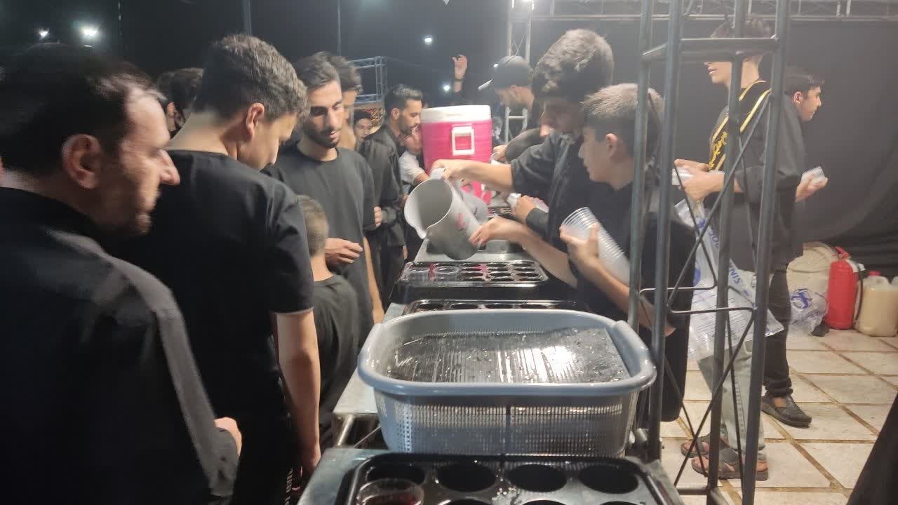 برپایی ایستگاه صلواتی و پذیرایی از عزاداران در محله شهرقائم قم + تصاویر