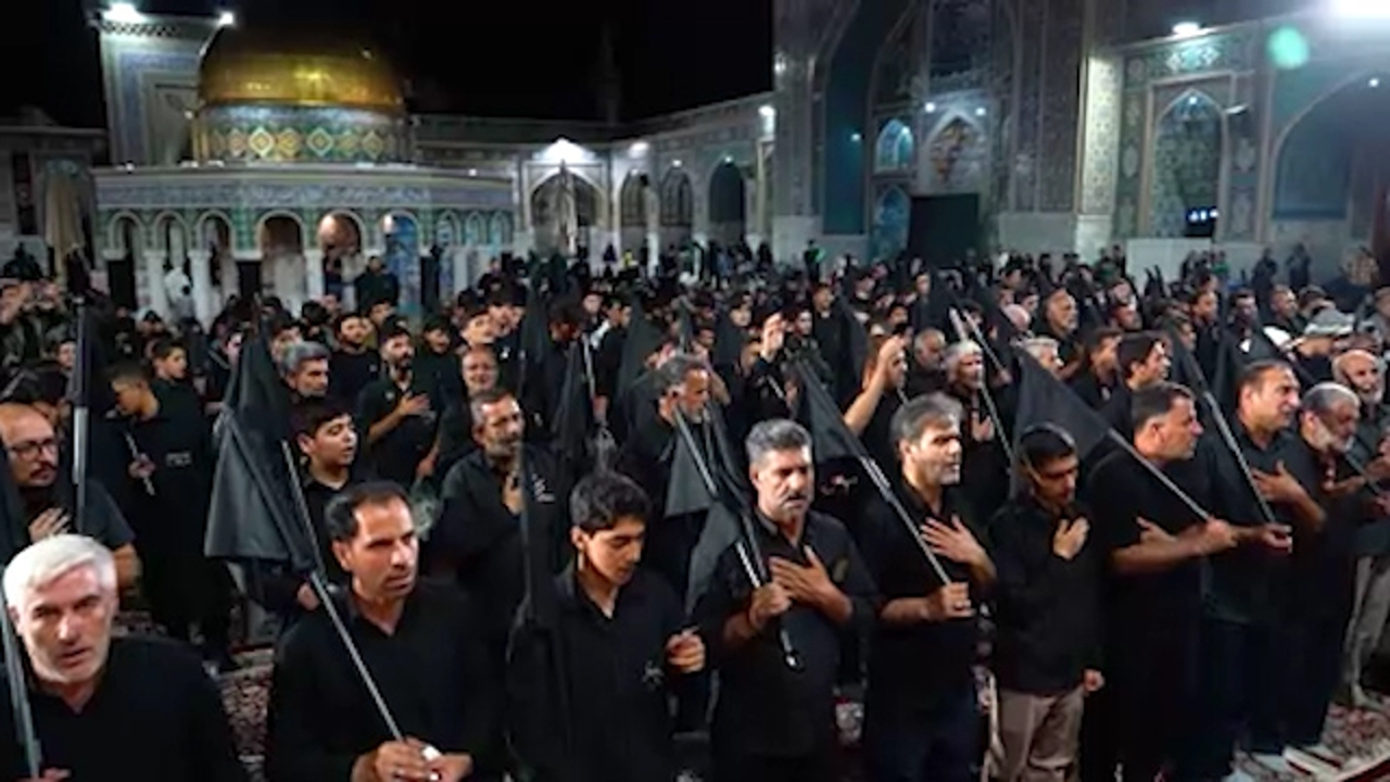 عزاداری سنتی مردم همدان در حرم مطهر رضوی + فیلم