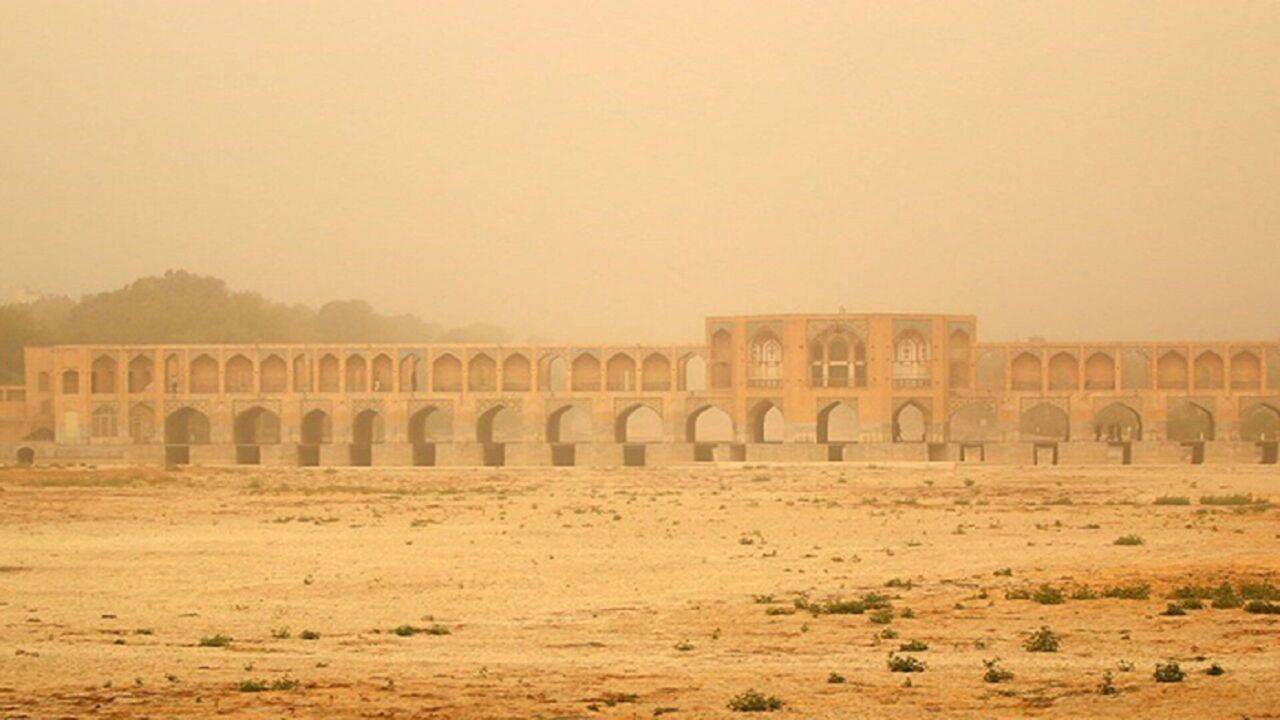 بستر خشک زاینده رود در طول ۲۰۰ کیلومتر، منبع تولید گرد و غبار است