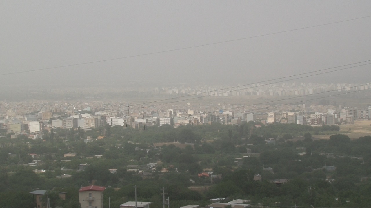 غلظت گرد و غبار در آسمان همدان کاهشی است