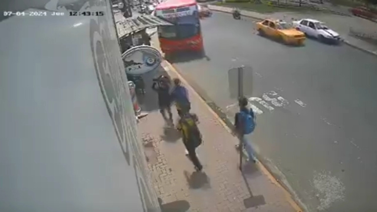 برخورد یک اتوبوس با سایه‌بان ایستگاه + فیلم