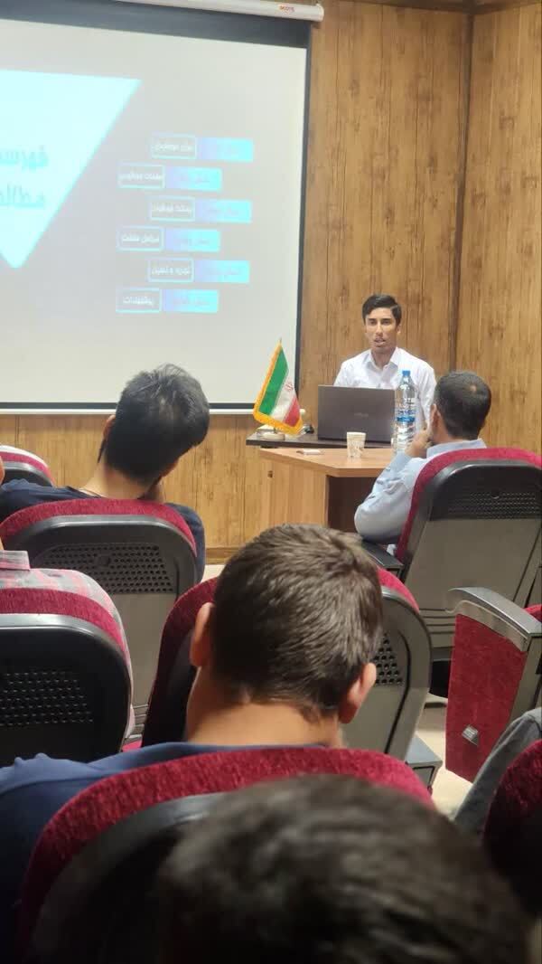 ساخت نخستین نیمکت خورشیدی کشور در استان قم ساخت نخستین نیمکت خورشیدی کشور در استان قم