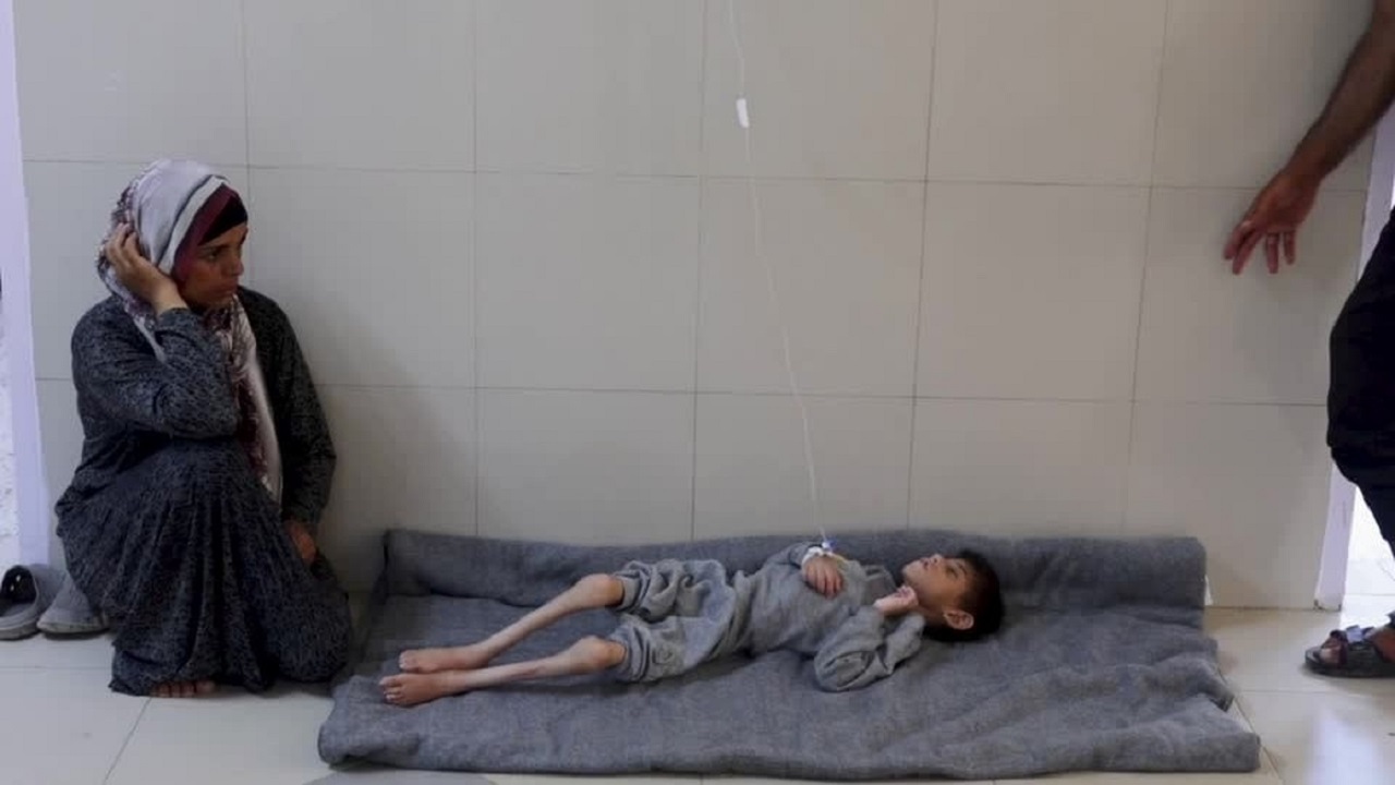 کودک فلسطینی در مقابل چشمان مادرش در حال آب شدن است! + فیلم