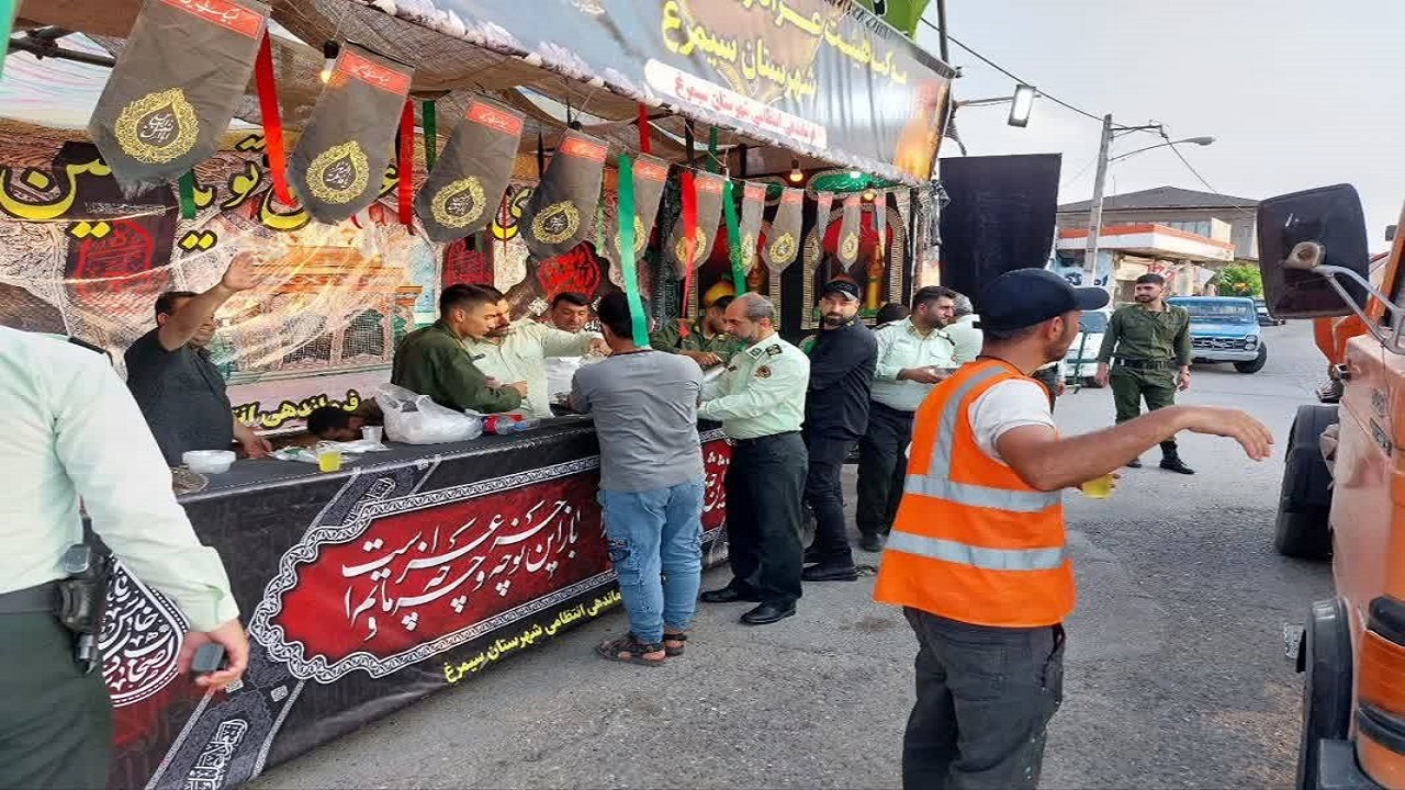 پذیرایی موکب اباعبدالله الحسین (ع) شهدای انتظامی از عزاداران در شهر کیاکلا + تصاویر