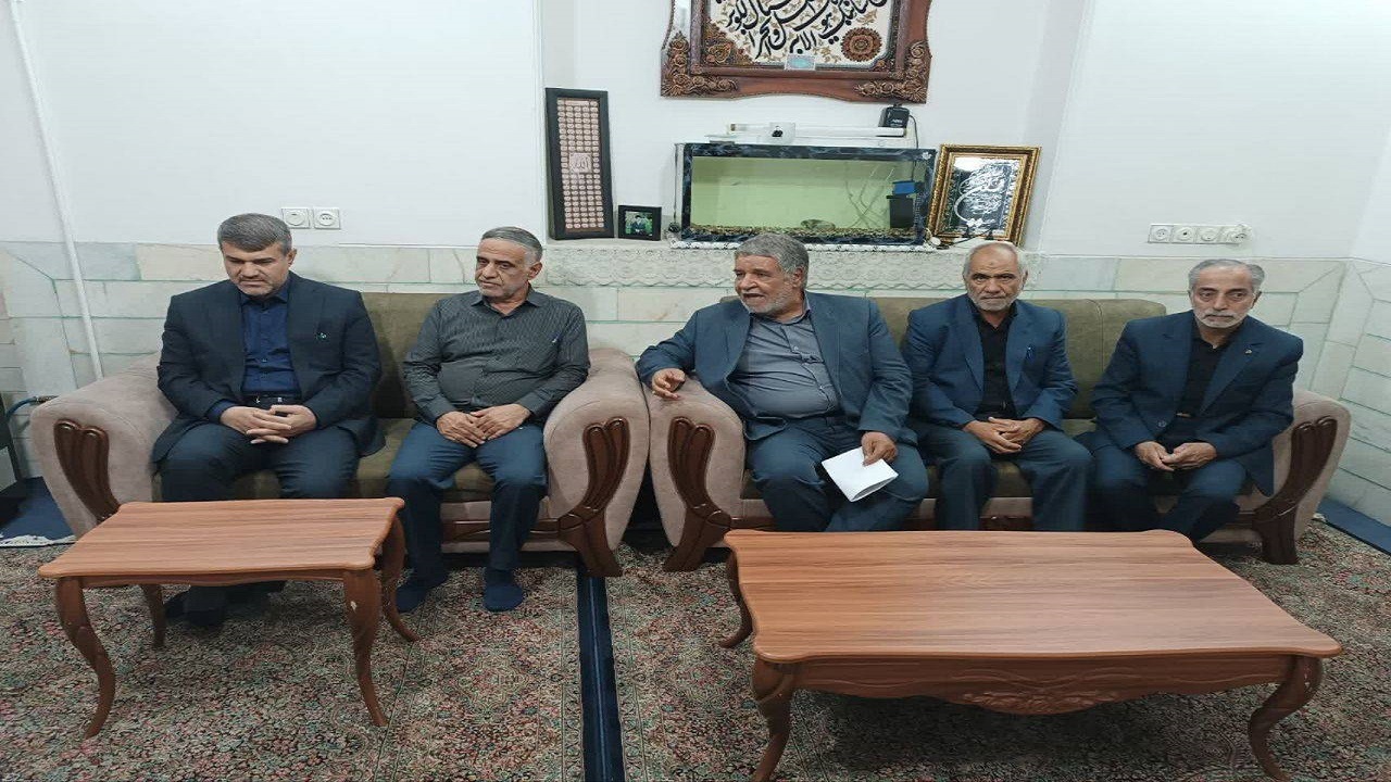 دادستان کرمان با خانواده شهید آمر به معروف دیدار کرد