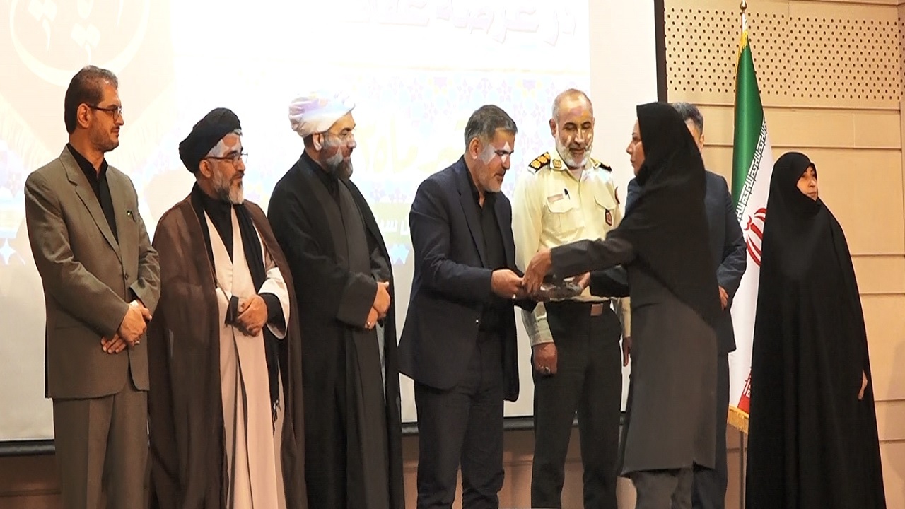 تجلیل از نخبگان و فعالان عرصه عفاف و حجاب در سنندج