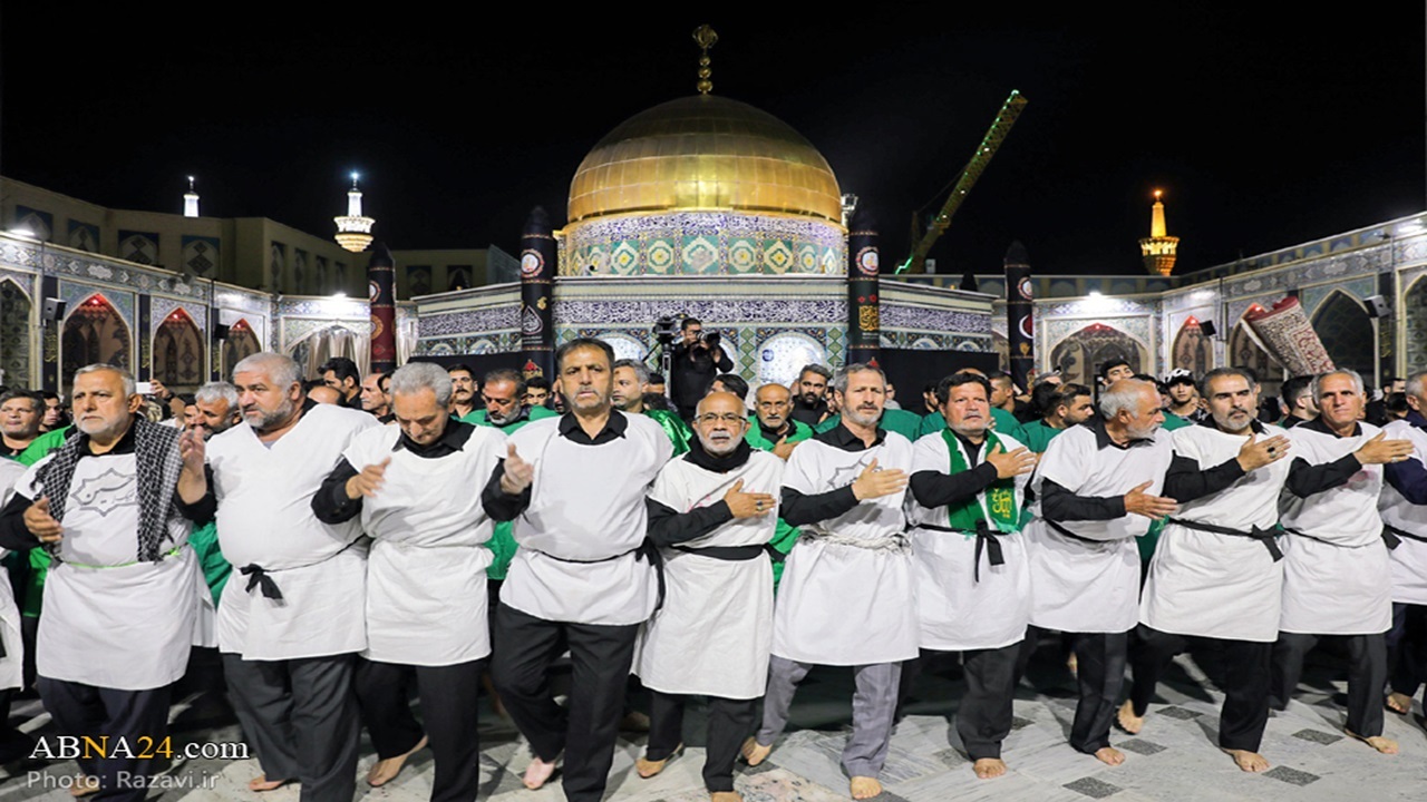 عزاداری زائران گلستانی در حسینیه حرم رضوی + فیلم