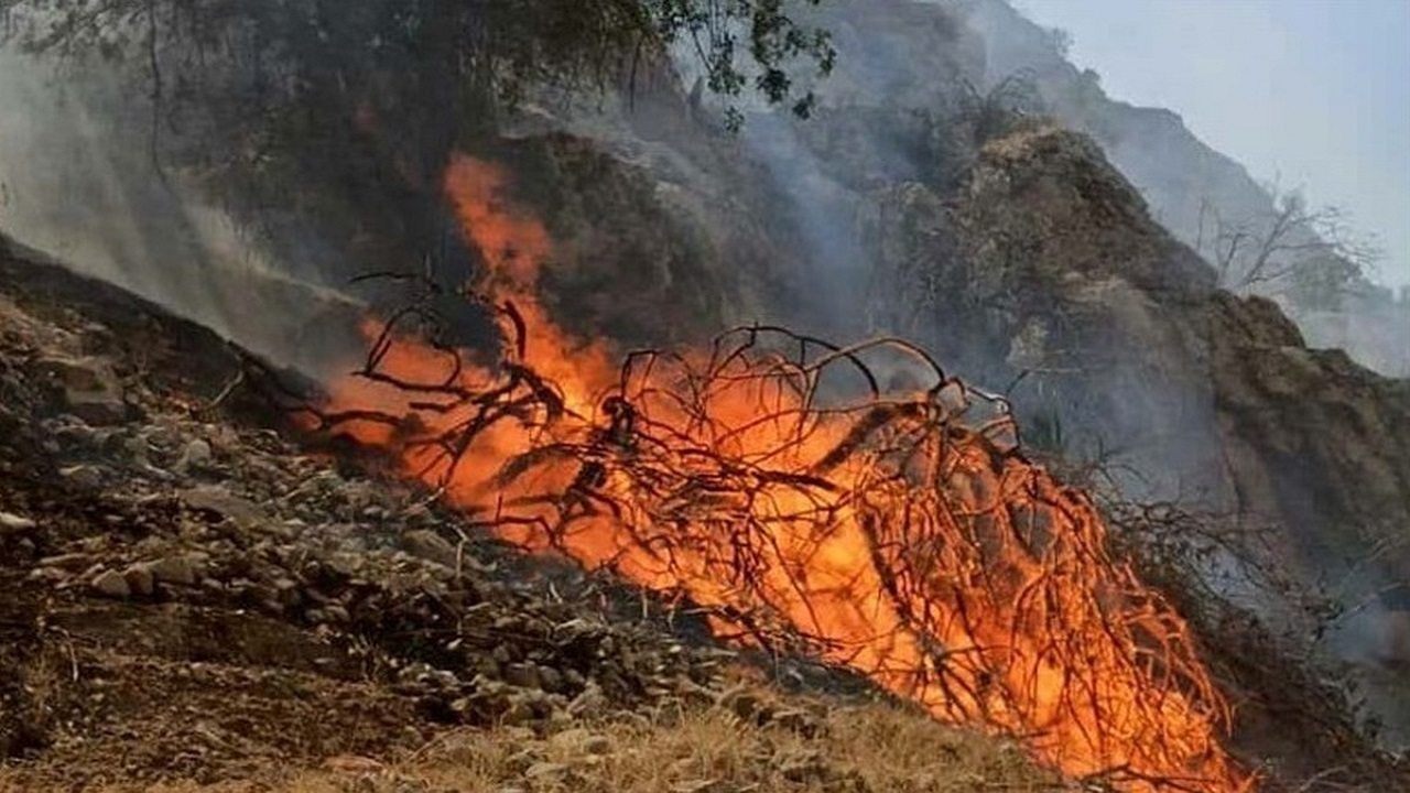 خائیز همچنان در آتش می‌سوزد