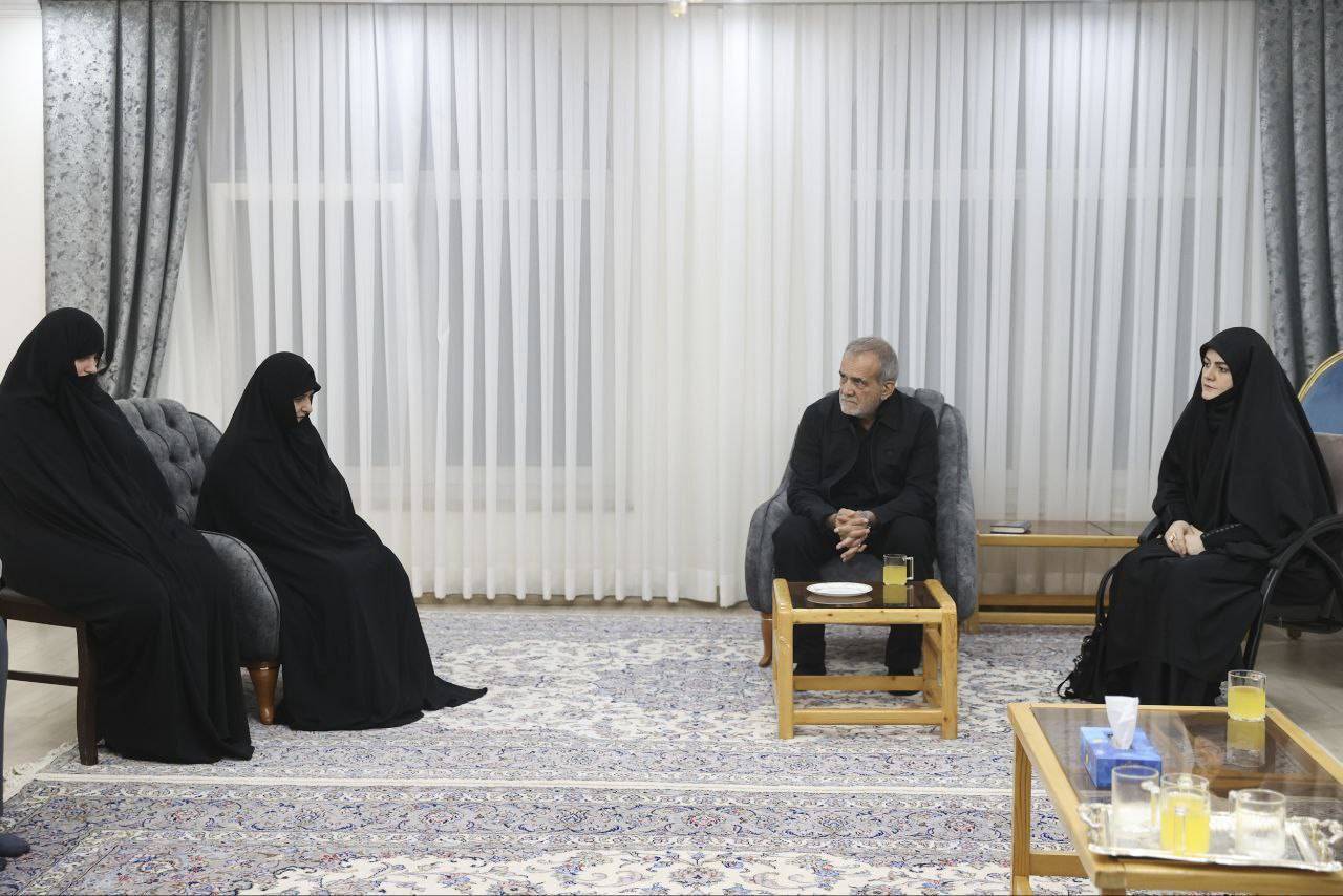 حضور مسعود پزشکیان در منزل شهید رئیسی