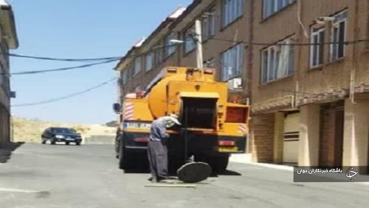 انجام عملیات شست‌و‌شو و لایروبی شبکه فاضلاب سردشت