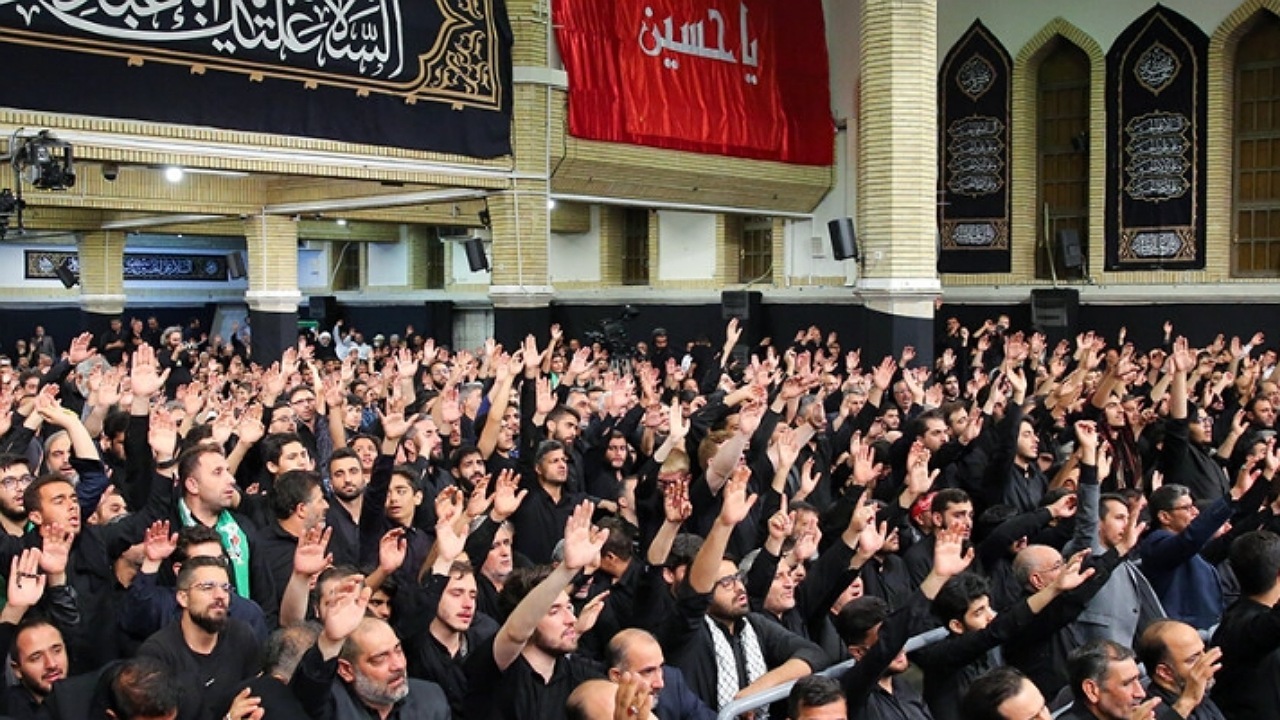 روضه‌خوانی سعید حدادیان در اولین شب عزاداری با حضور رهبر انقلاب