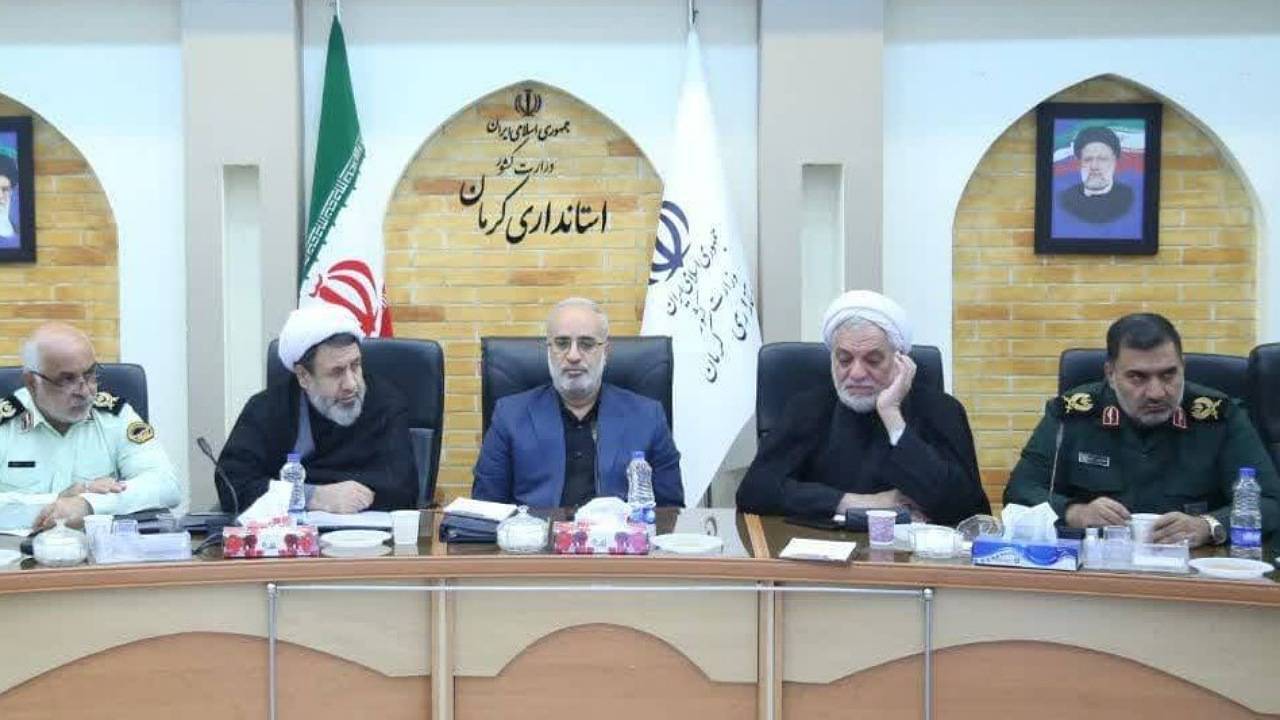 پاسداشت زبان فارسی در المان ورودی شهر‌ها و سردر واحد‌های صنفی