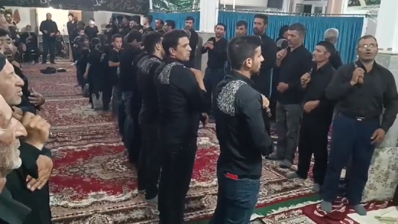 مراسم زنجیرزنی اهالی روستای نخودآباد در شب‌های محرم + فیلم