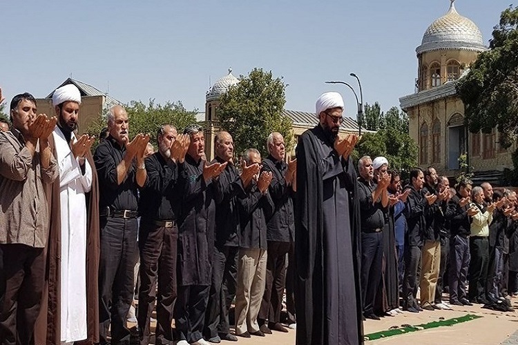 برگزاری نماز ظهر عاشورا در میدان امام خمینی (ره) همدان