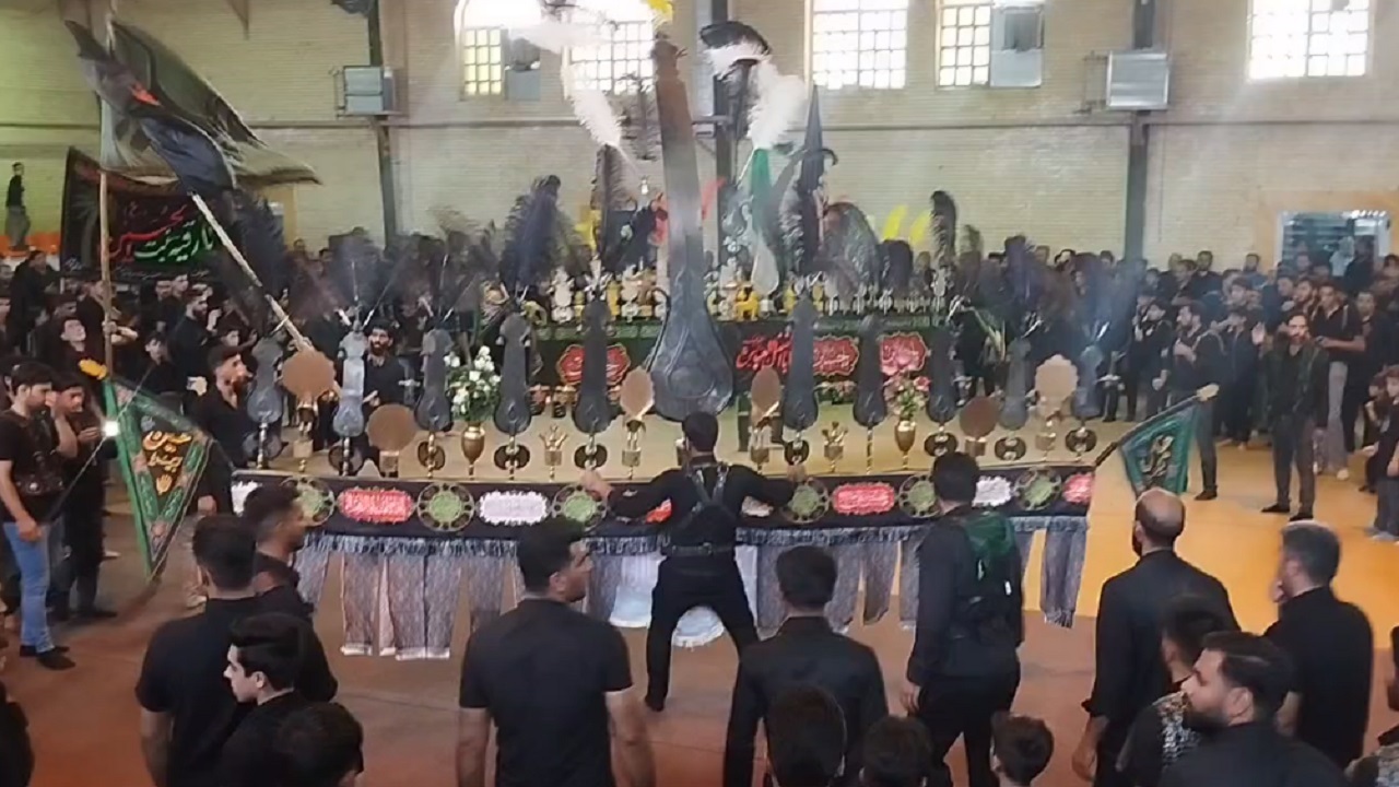 مراسم علم گردانی جوانان کاظم آباد در روز هشتم محرم + فیلم