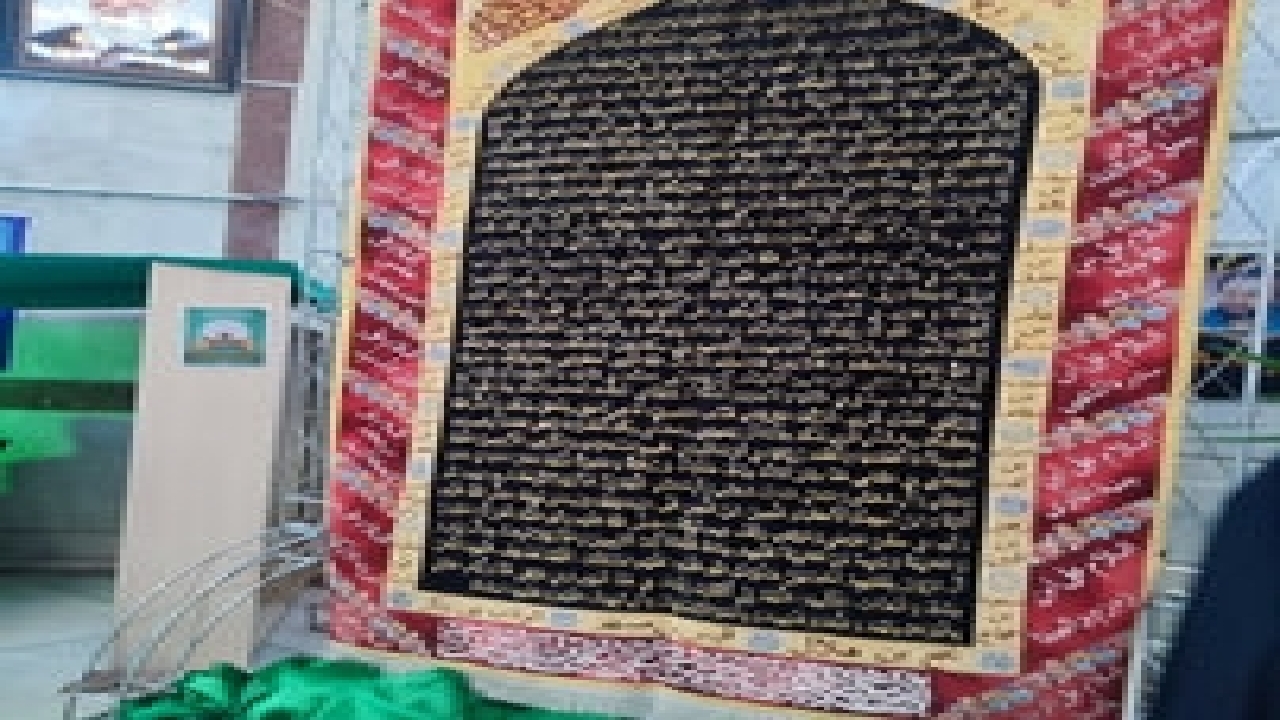 بزرگترین فرش دستباف با نقش زیارت عاشورا در مشهد رونمایی شد