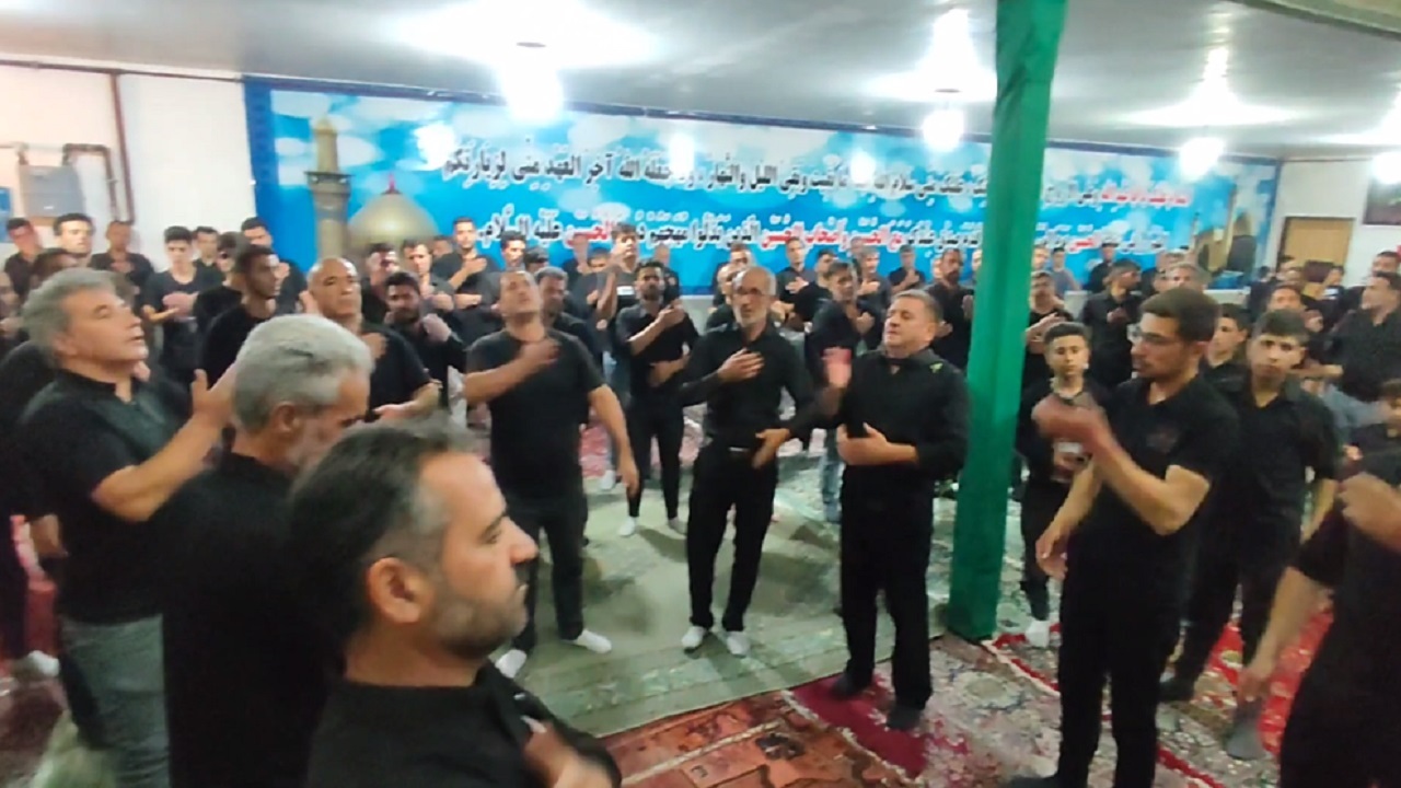 مراسم سینه زنی توآبادی‌ها در رثای حضرت علی اکبر (ع) + فیلم