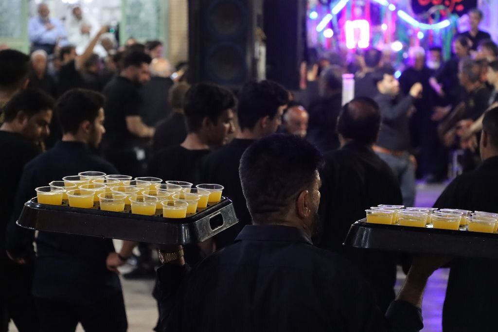 مراسم پذیرایی از سوگواران حسینی در لارستان