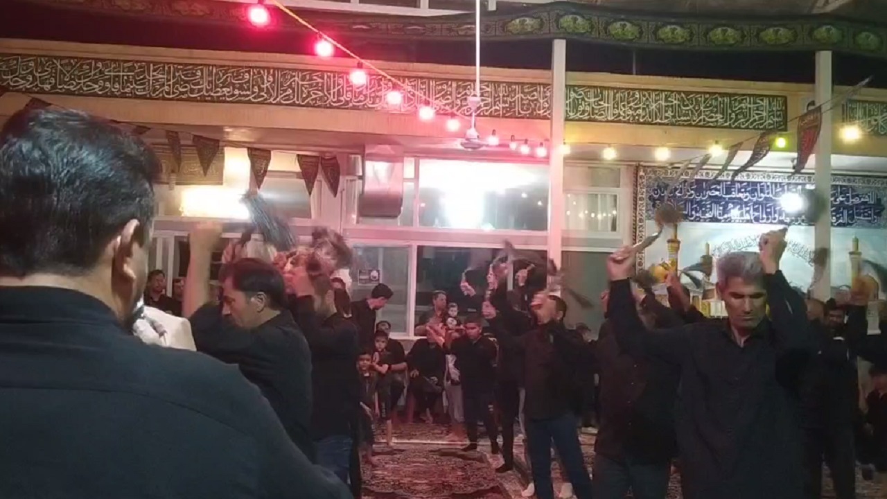 مراسم زنجیرزنی اهالی روستای دستجا در شب‌های محرم + فیلم
