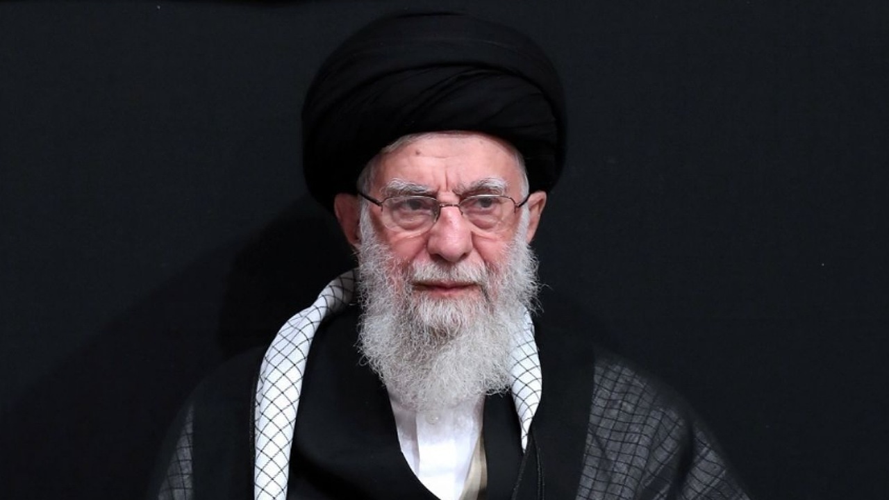 عزاداری شب عاشورای حسینی با حضور رهبر انقلاب