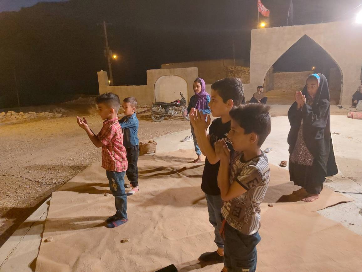 اجتماع کوچک کودکان در مراسم عزاداری شب عاشورا