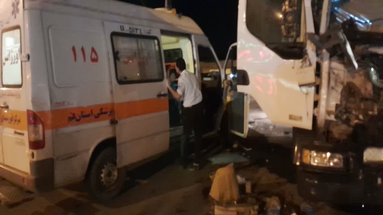 برخورد مرگبار دو کامیون در جاده قم به گرمسار