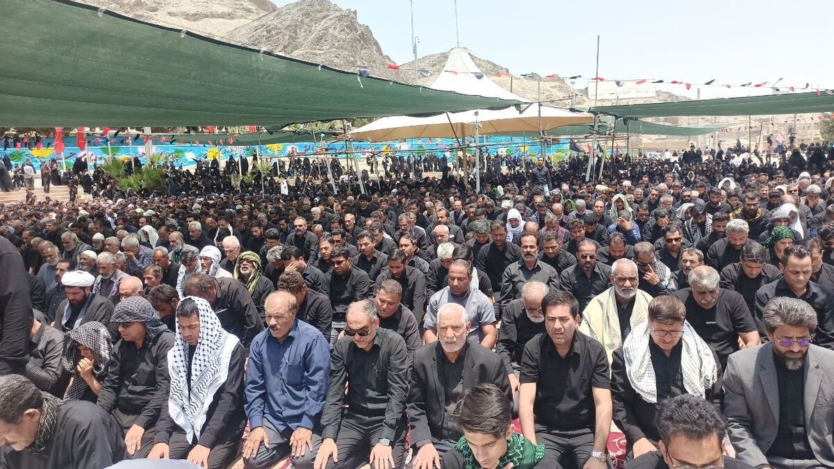 لبیک یا حسین در روز عاشورا در سیستان وبلوچستان طنین انداز شد/اقامه نماز ظهر عاشورا +فیلم و تصاویر