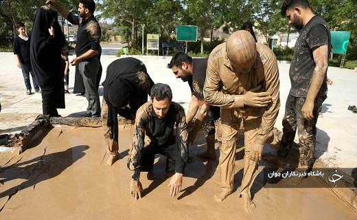 آیین گل مالی لرستانی&zwnj;های قم در روز عاشورا