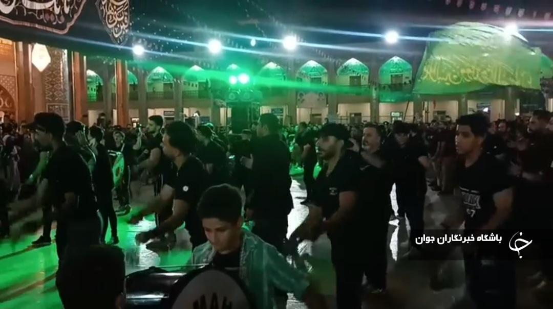 عزاداری و شور جوانان شیرازی در حرم مطهر حضرت شاهچراغ علیه السلام + فیلم