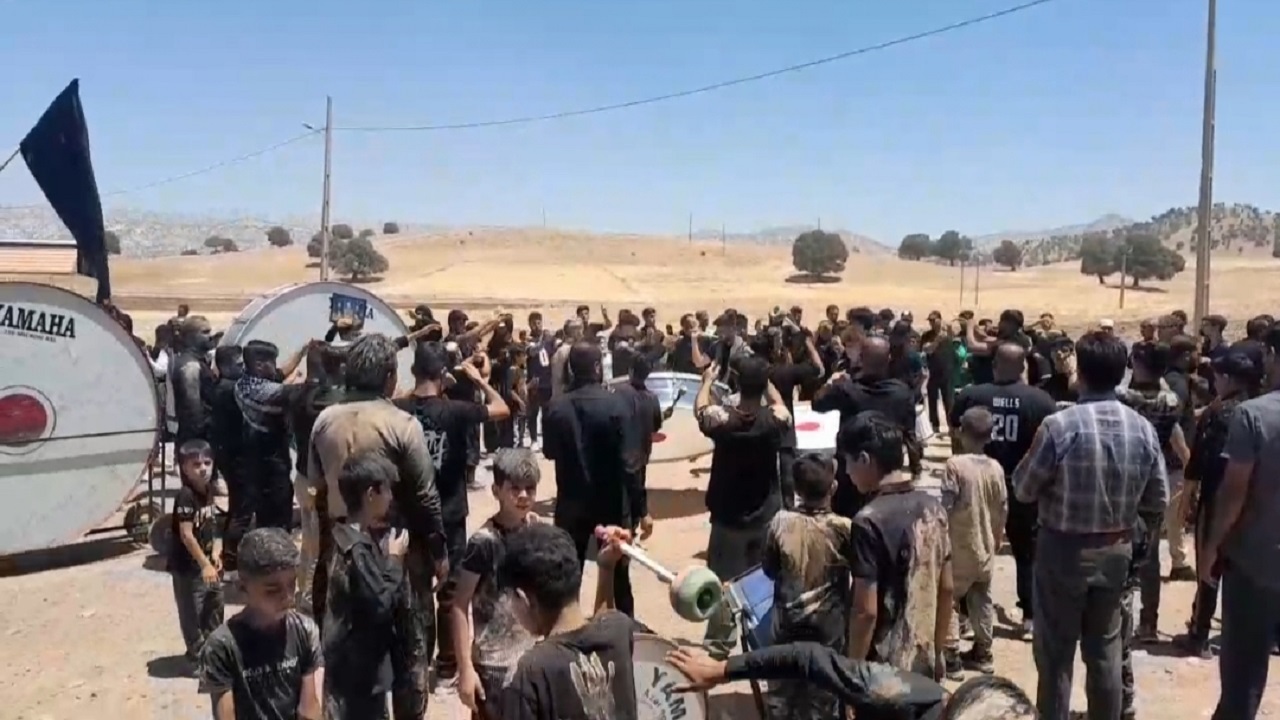 مراسم سینه زنی عزاداران روستای قرعلیوند در ظهر عاشورا + فیلم