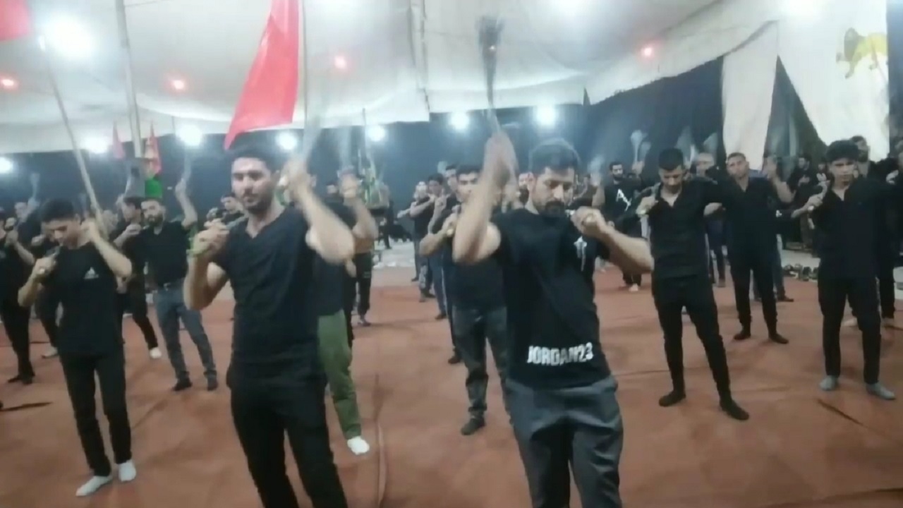 زنجیرزنی جوانان کاظم آباد در شب عاشورای حسینی + فیلم