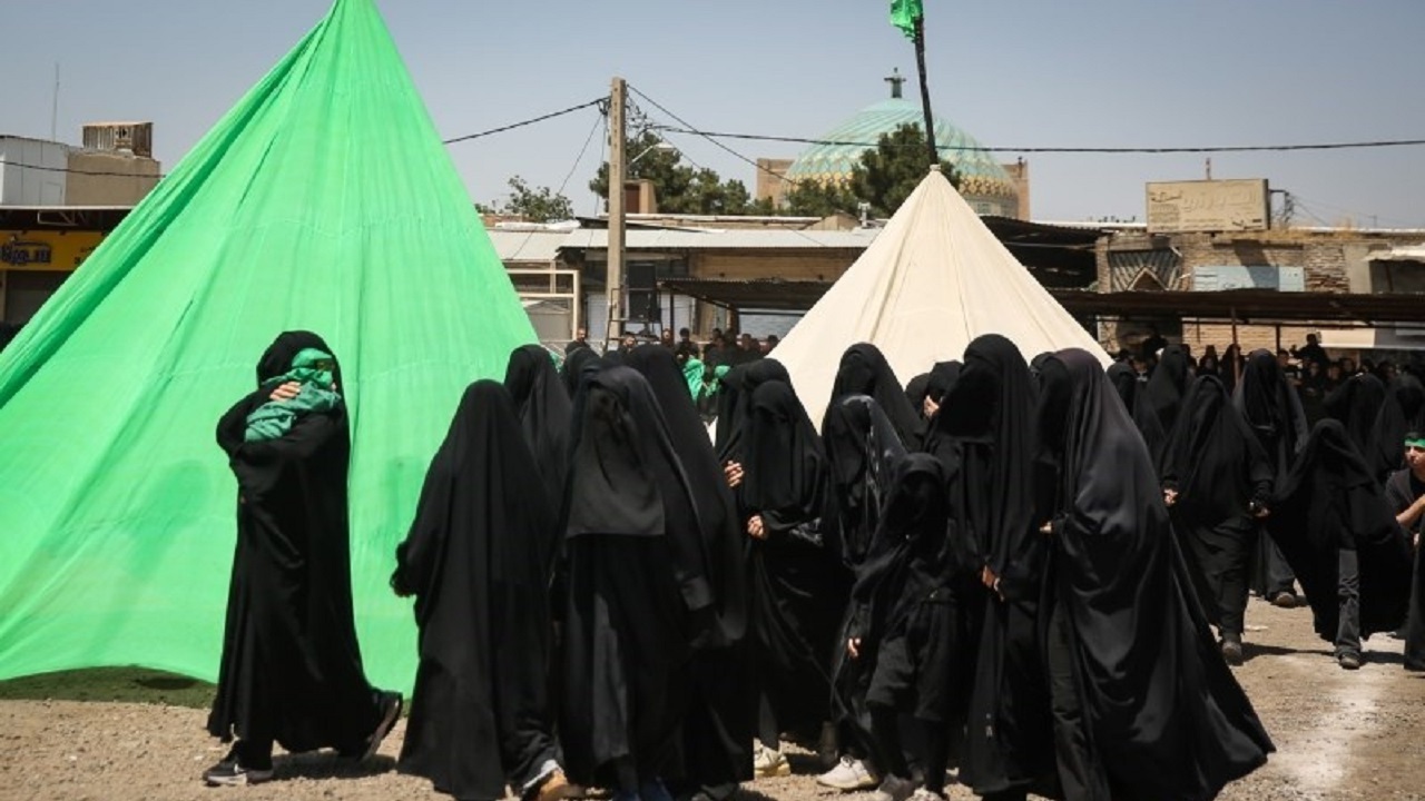 آئین نمادین حرکت کاروان اسرای کربلا و آتش زدن خیمه‌ها در امامزادگان ماچیان رودسر + فیلم
